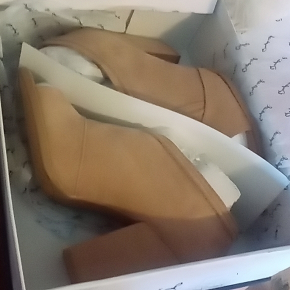 👢 Taupe Peep-toe Booties - Picture 3 of 4